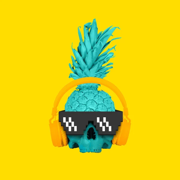 Sarı kulaklıklı ananas kafatası ve sarı arka planda pikselli gözlük. En küçük sanat.