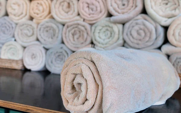 Rolos de toalha de spa na mesa de madeira — Fotografia de Stock