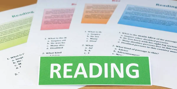 Leer palabras en inglés con hojas de lectura —  Fotos de Stock