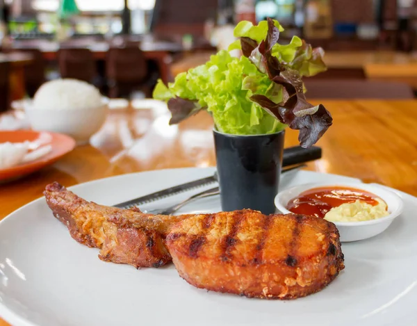 Schinkensteak auf weißem Teller — Stockfoto