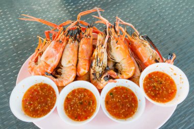 Plaka üzerinde ızgara karides