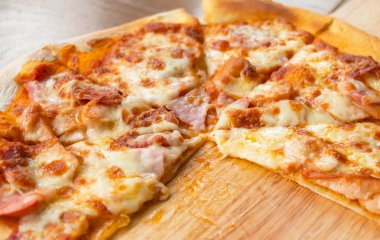Pizza dilimleri ahşap plaka üzerinde