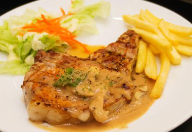 Beyaz plaka üzerinde ızgara porkchop