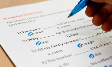 tablo üzerinde İngilizce sınavı