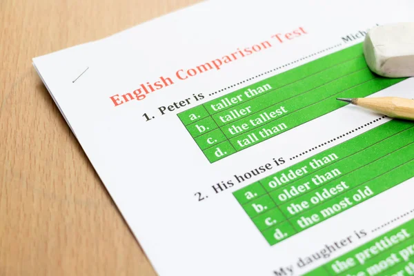 Exame de inglês na tabela — Fotografia de Stock