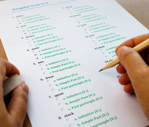 テーブルの上の英語の試験 — ストック写真