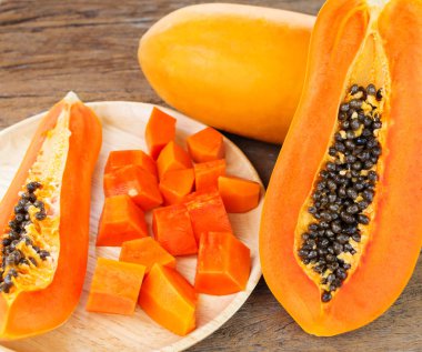 ahşap masa üzerinde olgunlaşmış papaya