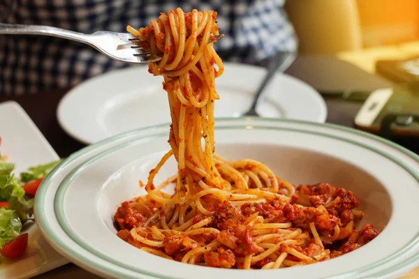 Spaghetti z sosem pomidorowym w białej płytce — Zdjęcie stockowe