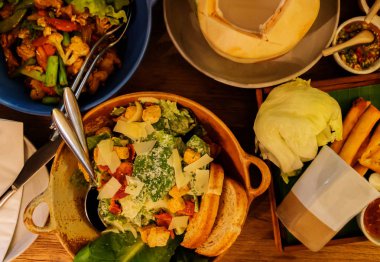 büyük yemek masada