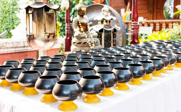 Cuencos de limosna monje negro en la mesa — Foto de Stock