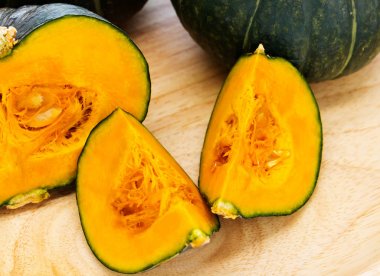 ahşap plaka üzerinde sarı kabak