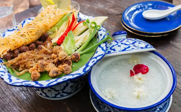 Thailändischer Reis in Eiswasser für Vorspeisen — Stockfoto