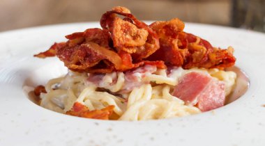 closeup carbonara beyaz plaka