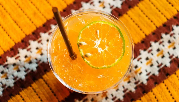 Sumo de laranja na mesa — Fotografia de Stock