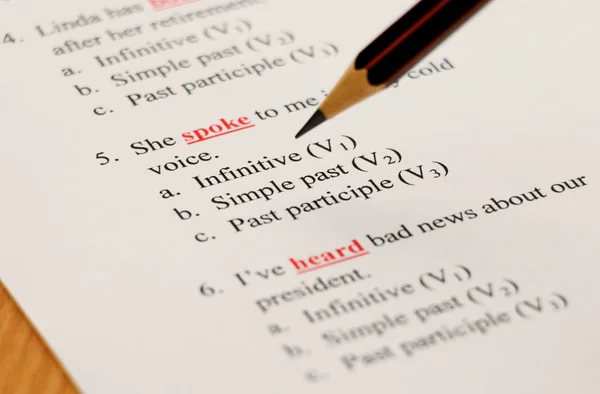Angielski egzamin na stole z ołówkiem — Zdjęcie stockowe
