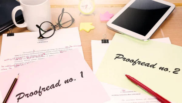 Papel de corrección en la mesa —  Fotos de Stock