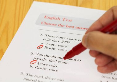 Masa üzerinde İngilizce testi