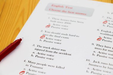 Masa üzerinde İngilizce testi