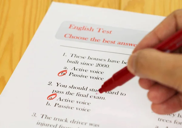 Masa üzerinde İngilizce testi