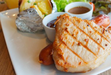 ızgara domuz ve sosis