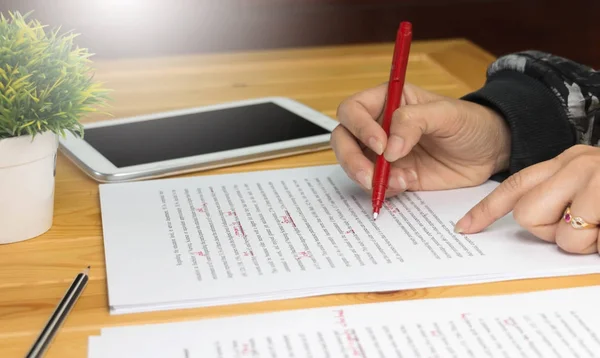 Proefleespapier op tafel — Stockfoto