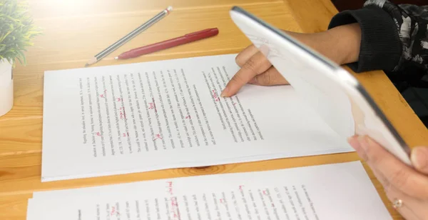 Proofreading paper on table — Stock Photo, Image