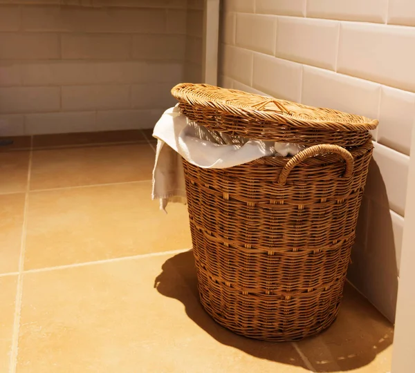 Корзина для одежды в ванной комнате — стоковое фото