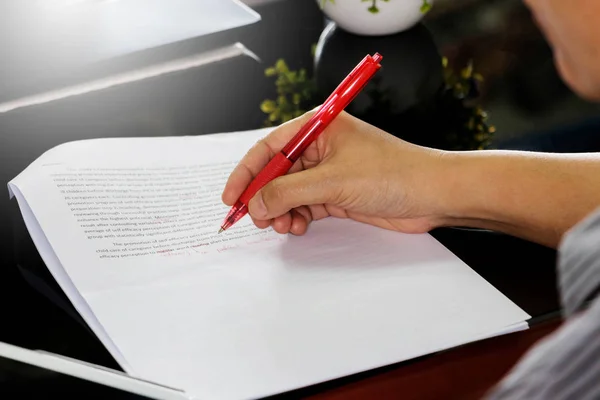 Hand correcting proofreading paper — Stock Photo, Image