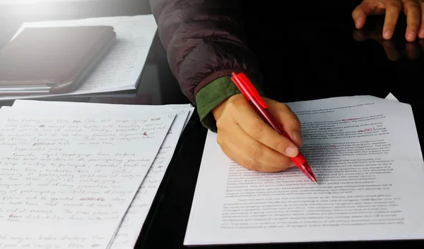 Hand hält roten Stift korrekte englische Grammatik — Stockfoto