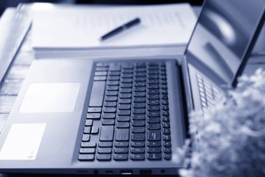 Masasında evrak olan bir bilgisayar bilgisayarı.