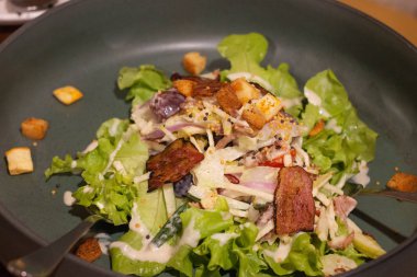 Restoranda pastırma salatası 