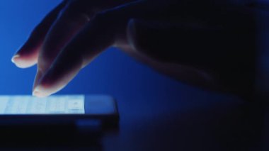 Smartphone'da yazarak el yakın çekim