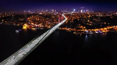 Borphorus Köprüsü yakınlarında gece uçuşu