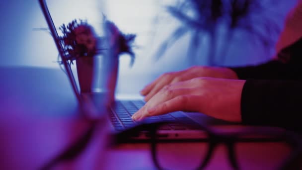 Muñeca deslizante tiro de manos femeninas escribiendo en el teclado del ordenador portátil — Vídeo de stock