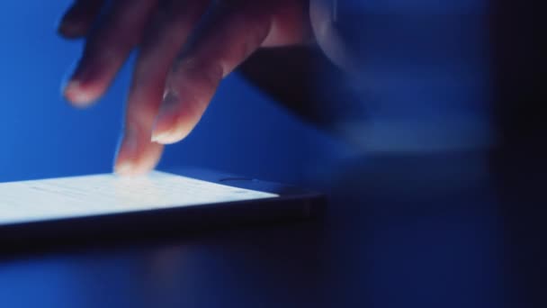 Smartphone te typen in blauwe office omgeving — Stockvideo