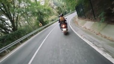 Eğik (diyagonal) yuvası hareket atış genç Kafkas çift dik şu scooter üzerinde orman yolda açmak