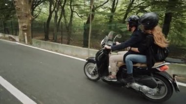Vurdu yavaş tarafında (60 fps) genç Kafkas çift onların orman güzel ülke yolda sürme