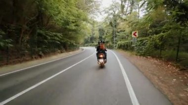 Ülke yolda ilerlerken onların motosiklet sürme Genç çift kamera tarafından takip ediliyor