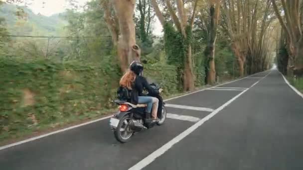 Jonge Heteroseksueel Paar Rijdt Hun Motor Landweg Schoot Van Achter — Stockvideo