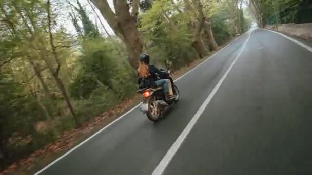 Cámara Inclinada Sigue Joven Pareja Caucásica Montando Scooter Carretera Forestal — Vídeo de stock