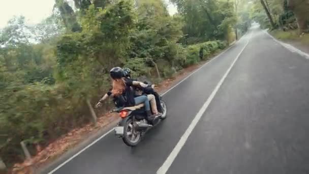 Jeune Cavalière Assise Derrière Son Partenaire Masculin Sur Scooter Lève — Video