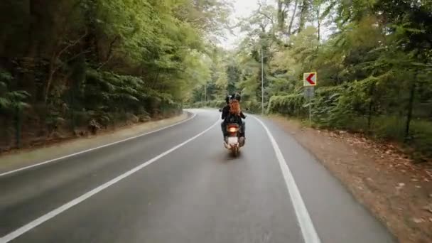 年轻夫妇骑着他们的摩托车是跟着摄像头 因为他们在乡间道路上移动 — 图库视频影像
