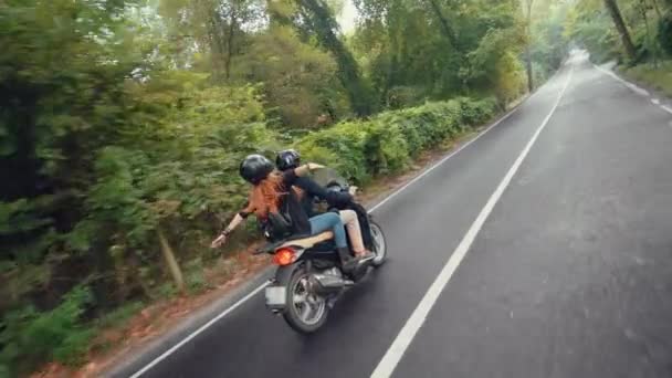 Menina Sentada Scooter Atrás Seu Parceiro Masculino Espalha Seus Braços — Vídeo de Stock
