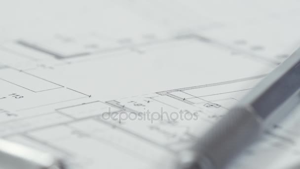Close-up shot van bouwkundige tekeningen op tafel — Stockvideo