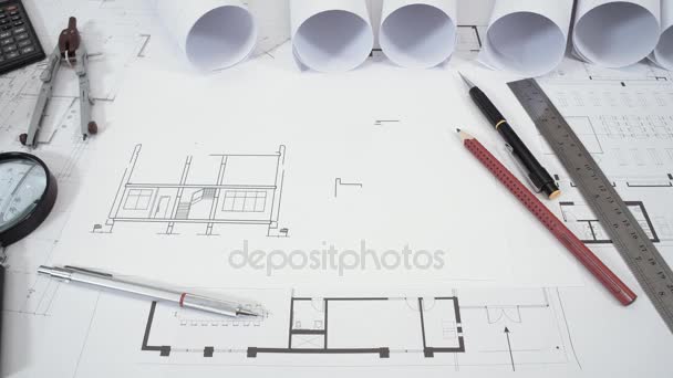 Gros plan des dessins architecturaux sur la table — Video