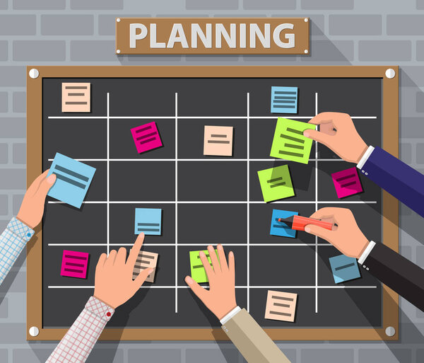 Доска объявлений висит на кирпичной стене и на руках
