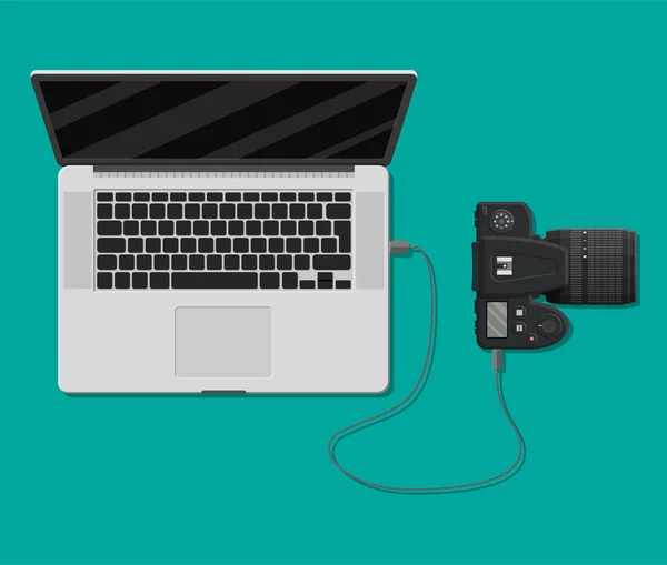 Fotocamera aangesloten op laptop USB-poort. — Stockvector