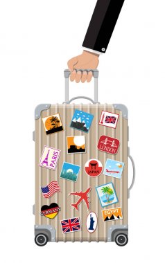 Seyahat çantası elinde. Çıkartmaları ile plastik kasa.