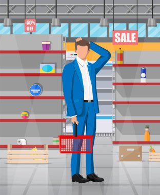 Boş rafları olan süpermarketin içi.