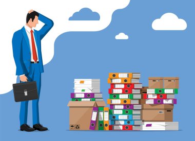 İş adamı ve ofis dosyaları yığını, belgeler.